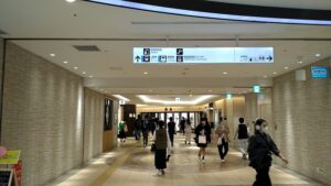 「博多阪急」入口前の通路