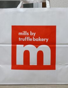 「mills by Truffle BAKERY ソラリアステージ店」ショッパー