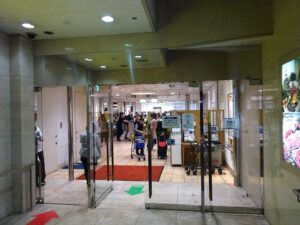 福岡三越の地下入口