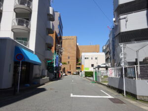 「福岡ガーデンパレス」手前の道