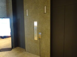 「MEINOHAMA STEPS」のエレベーター