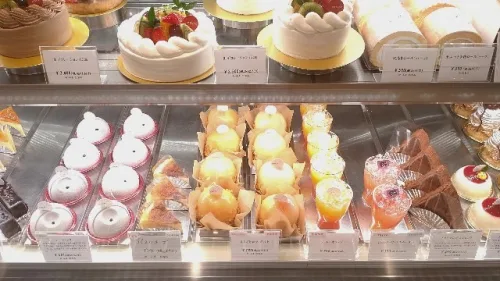 ショーケースのケーキの数々