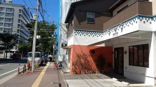 お店の駐車場前