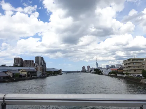 室見川の橋から見た博多湾方向の眺め