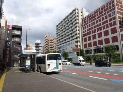 六本松バス停前