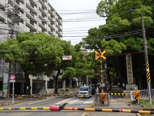 香椎参道に入る前の踏切