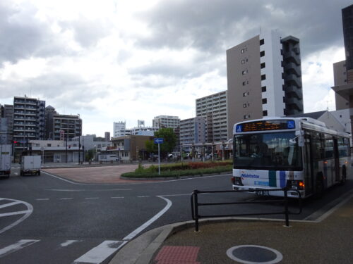 駅前のロータリーに停まる西鉄バス