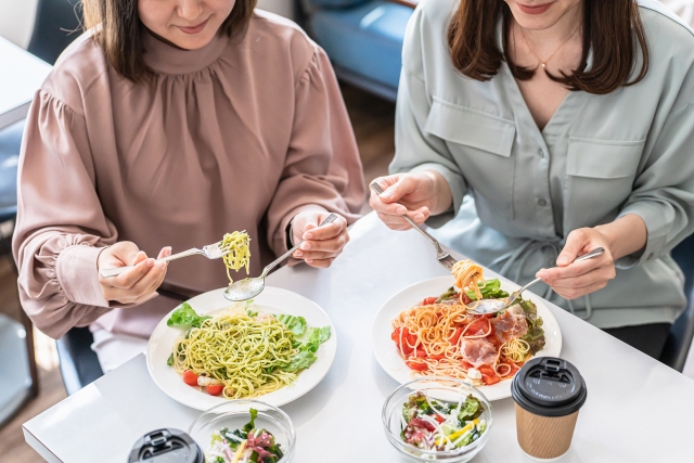 仲良く食事をする女性たち