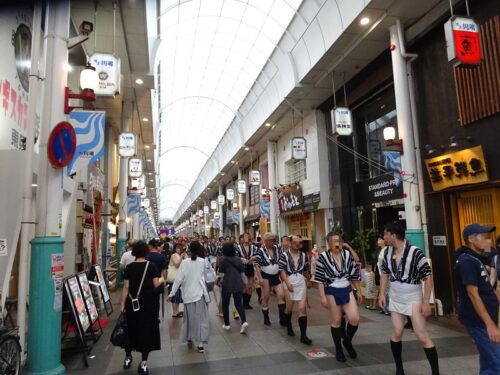 川端通商店街を歩く山笠の男衆