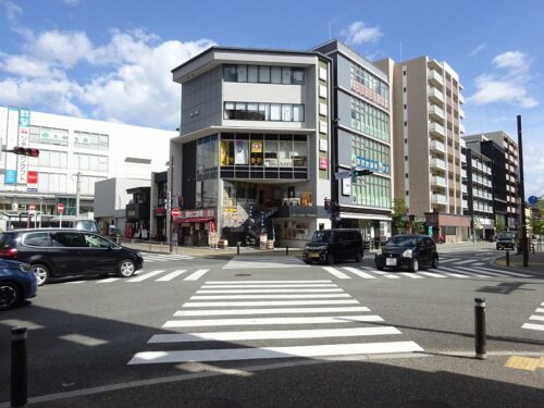 駅前の交差点