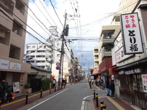 スーパーや商店が軒を連ねる通り