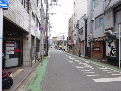 福岡六本松郵便局横の細い路地