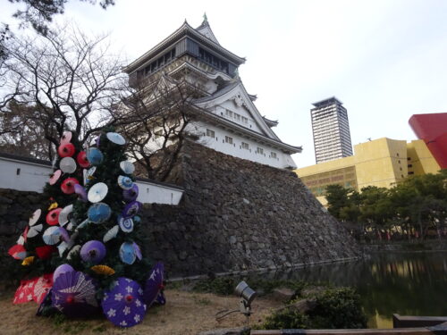 小倉城天守閣と和傘のオブジェ