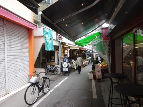 お店の手前の路地風景