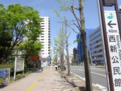 西新公民館前