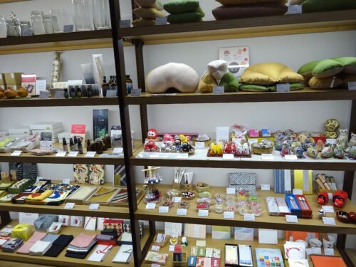 リラクゼーショングッズや和小物のコーナー