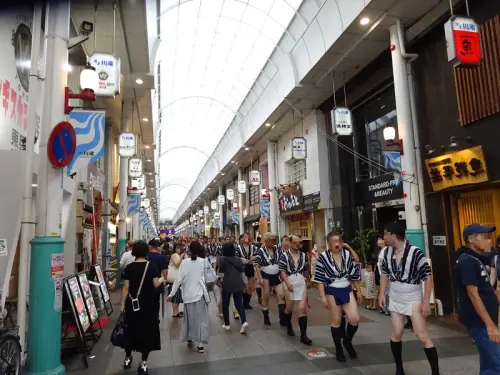 川端通商店街を練り歩く男衆
