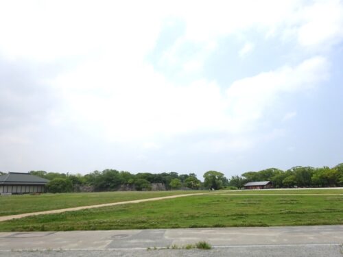 空の青さと芝生の緑が清々しい鴻臚館広場