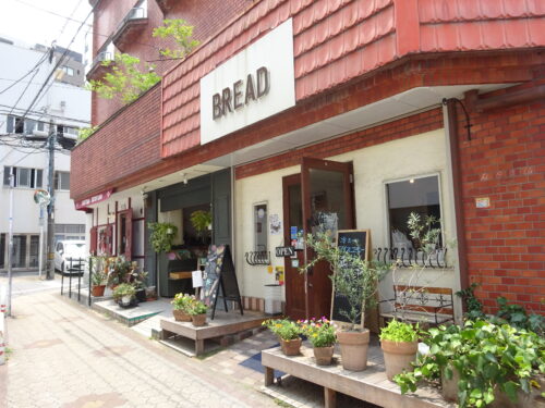 パン屋さんやデリカテッセンもあるエリア