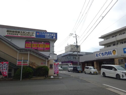 内科医院前の通り