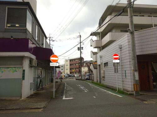 内科医院横の細い道