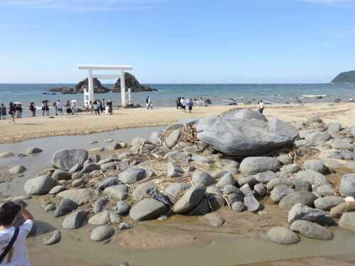 人で賑わう二見ヶ浦