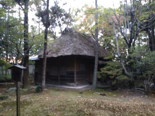 茅葺き屋根の如水庵