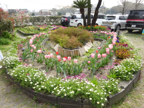 三の丸スクエア前の花壇