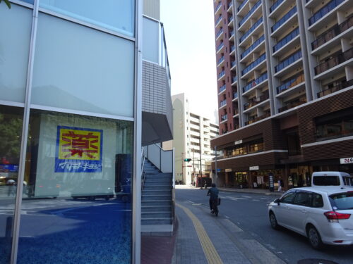 マツキヨとココ壱の間の道