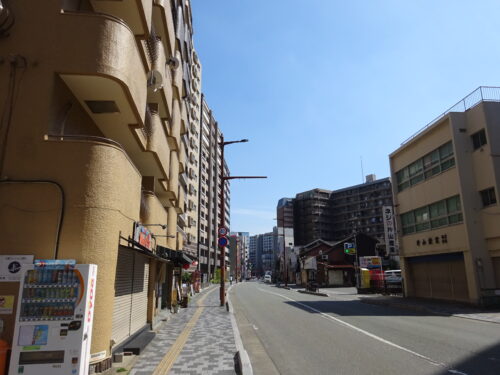お店の手前の道