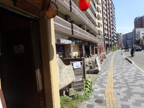 お店の手前の道