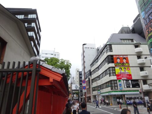 ビックカメラ前の道路