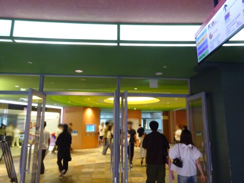 センターウォークからイーストビルへ